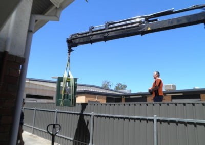 Using-a-crane-and-trolley-to-shifts-safes