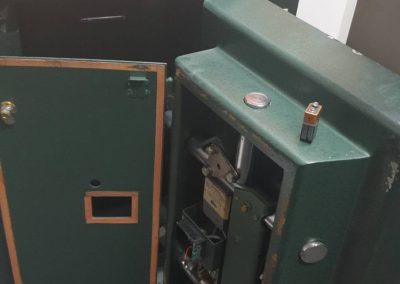 Safe Install 1 - A safe being installed in Coober Pady