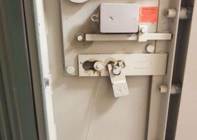 Safe Install 2 - A safe being installed in Coober Pady